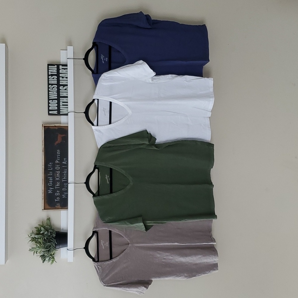 4 Universal Thread V-neck Tees - lot of 4